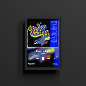 K&ouml;nnte beinhalten: Gerahmter Kunstdruck mit einer lebendigen Illustration einer bunten Schlange mit dem Text "Electric Feel" und dem Bandnamen "MGMT". Das Kunstwerk hat einen schwarzen Rahmen und ist vor einem dunkelgrauen Hintergrund platziert.