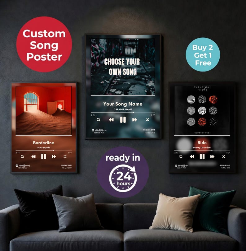K&ouml;nnte beinhalten: Drei gerahmte, individuelle Song-Poster, die &uuml;ber einem grauen Sofa ausgestellt sind. Die Poster zeigen Albumcover und Songdetails. Ein Poster zeigt "Borderline" und ein anderes "Ride". Der Text "Choose Your Own Song" ist ebenfalls sichtbar.