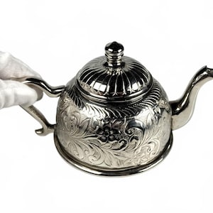 Théière florale gravée Mondher GMA en métal argenté avec couvercle tunisien en forme de dôme à volutes