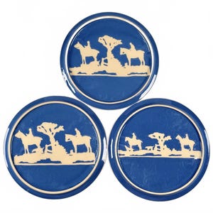 Juego de 3 soportes para teteras de loza T.G. Green: Escena de caza Tally Ho, década de 1950, Inglaterra