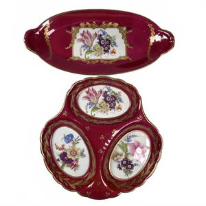 Limoges Frankrike Rubinfärgad förgylld blommig porslinstrefoilfat och oval bricka serveringsset