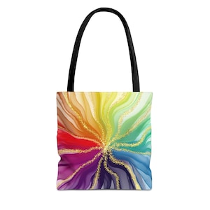 Op de afbeelding: Tote bag met een levendig, abstract ontwerp. De tas heeft een kleurrijk, wervelend patroon in tinten rood, oranje, geel, groen, blauw en paars, geaccentueerd met gouden glitter. Het heeft zwarte handvatten.