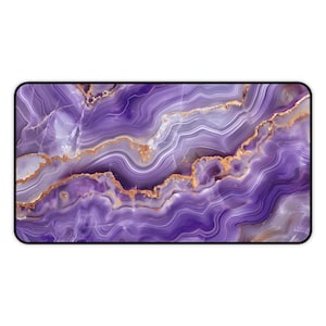 Peut inclure: Tapis de bureau rectangulaire avec un motif agate violet et or. Le tapis présente des motifs tourbillonnants de violet et de blanc avec des accents dorés, créant un aspect luxueux et élégant. Le tapis a une bordure noire.