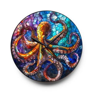 Op de afbeelding: Ronde wandklok met een kleurrijk glas-in-lood ontwerp van een octopus. De octopus is afgebeeld in tinten oranje, geel, paars en blauw, met zwarte wijzers. De achtergrond is een mozaïek van blauwe en groene tegels.