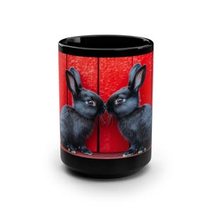 Romantische Kaninchen - schwarze Bunnies auf rotem Hintergrund auf 15oz schwarzem Keramikbecher. Dramatische Hasenkunst für jeden Anlass Geschenk für Ihn / Geschenk für Sie.