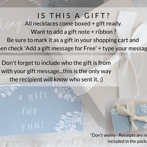 K&ouml;nnte beinhalten: Eine hellblaue Karte mit wei&szlig;en Blumenmustern und dem Text "a gift for you!" Der Text "IS THIS A GIFT?" ist in Schwarz auf wei&szlig;em Hintergrund geschrieben. Der Text "All necklaces come boxed + gift ready. Want to add a gift note + ribbon? Be sure to mark it as a gift in your shopping cart and then check 'Add a gift message for Free' + type your message. Don't forget to include who the gift is from with your gift message...this is the only way the recipient will know who sent it. ;) *Don't worry - Receipts are never included in the package." ist ebenfalls in Schwarz auf wei&szlig;em Hintergrund geschrieben.