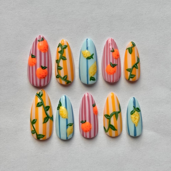 Gestreepte trendy handgeschilderde fruitpers: gestreepte citroenoranje designnagels voor de zomer