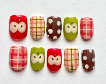 Uñas postizas con frutas para otoño: diseño de manzana roja y verde, cuadros, estrellas y lunares marrones. Ajuste personalizado.