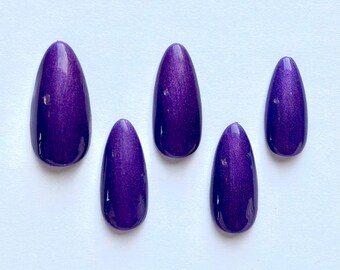Uñas postizas que cambian de color: uñas almendradas con purpurina azul y morada