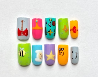 Uñas postizas de Hora de Aventuras: Uñas cuadradas cortas con diseño de mariposa y abeja arcoíris pintadas a mano.
