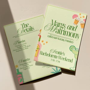 Op de afbeelding: Twee lichtgroene kaarten met tekst en illustraties voor een vrijgezellenweekend. Eén kaart zegt "The Details" en geeft activiteiten weer. De andere zegt "Margs and Matrimony" en "Scottie's Bachelorette Weekend" met data en locatie.