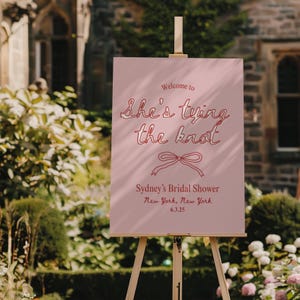 Cartello di benvenuto per addio al nubilato &quot;She&#39;s Tying the Knot&quot;, sfondo per addio al nubilato &quot;Coquette&quot;, addio al nubilato con fiocco, cartellonistica per addio al nubilato, modello Canva modificabile