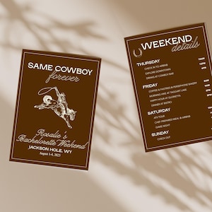 Può includere: Un biglietto marrone con testo bianco che recita "Same Cowboy Forever" e un disegno di un cowboy a cavallo. Sotto il disegno c'è il testo "Rosalie's Bachelorette Weekend Jackson Hole, WY August 1-4, 2025". Un secondo biglietto marrone con testo bianco elenca i dettagli del fine settimana per un addio al nubilato.