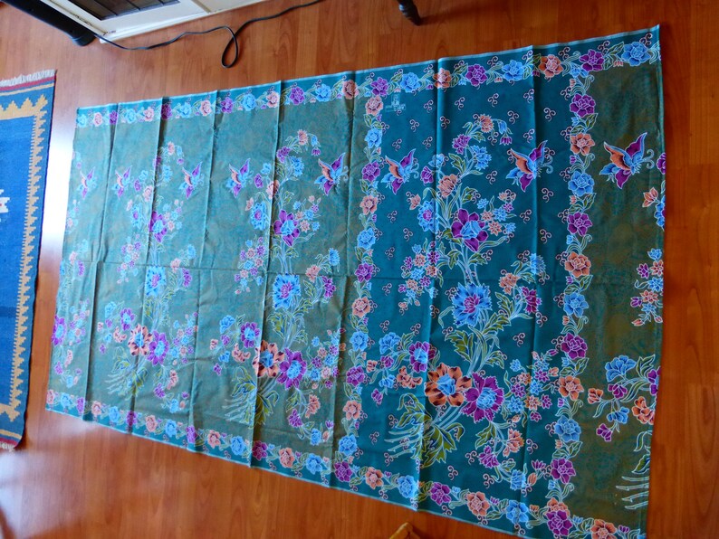 Perfect condition. Beautiful GREEN RATNA DEWI Indonesian Cotton Sarong 60 X 42