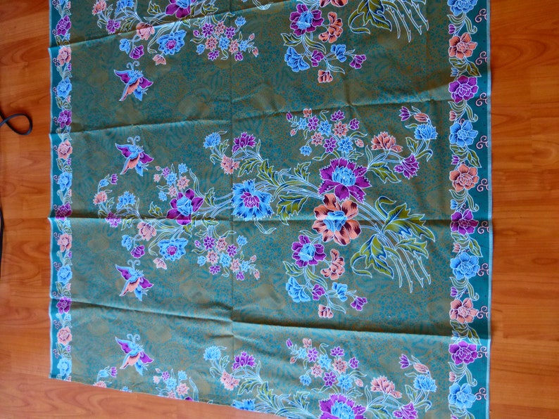 Perfect condition. Beautiful GREEN RATNA DEWI Indonesian Cotton Sarong 60 X 42