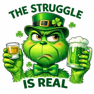 Op de afbeelding: Een groen stripfiguur met een kaboutermuts en een vlinderdas, met een shot sterke drank en een mok groen bier. De tekst "THE STRUGGLE IS REAL" staat boven en onder het personage, met klavers verspreid.