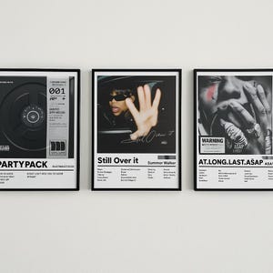 Może przedstawiać: Trzy oprawione plakaty z czarnymi ramkami. Środkowy plakat przedstawia kobietę w okularach przeciwsłonecznych z napisem "Still Over It" i "Summer Walker". Pozostałe plakaty zawierają tekst i grafikę, w tym "PARTYPACK" i "AT.LONG.LAST.ASAP".