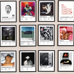 Może przedstawiać: Kolekcja oprawionych wydruk&oacute;w z okładkami album&oacute;w. Wydruki przedstawiają r&oacute;żne okładki album&oacute;w z nazwiskami artyst&oacute;w i tytułami album&oacute;w. Palety kolor&oacute;w są zr&oacute;żnicowane, w tym czarny, biały, czerwony i żywe odcienie. Wydruki są wyświetlane w czarnych ramkach.
