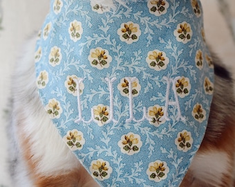 青と黄色の花柄模様の犬用バンダナ。名前刺繍入りのカスタムバンダナ。