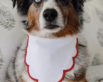Besticktes Hundehalstuch, personalisiertes Hundehalstuch mit ausgebogter roter Spitze