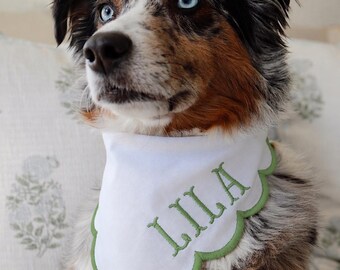 Besticktes Hunde Bandana, Sage Grün ausgebogtes Hunde Bandana