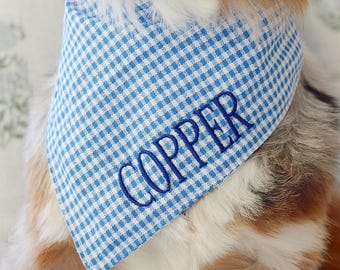 Blauwe en witte gingangbandana voor hond op maat gemaakte bandana gepersonaliseerd met naam geborduurd