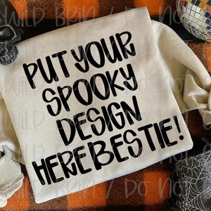 Könnte beinhalten: Cremefarbenes Sweatshirt mit dem Text "PUT YOUR SPOOKY DESIGN HERE BESTIE!" in Schwarz. Das Sweatshirt befindet sich auf einem karierten orange-schwarzen Hintergrund, mit einem Totenkopf und einer Discokugel.