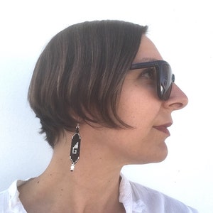 Boucles d&#39;oreilles en argent et perles noires, symbole de la Grèce, Oaxaca, Mexique