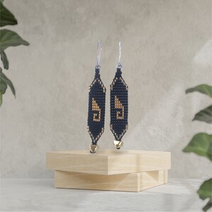 Boucles d&#39;oreilles en perles Greca, or et noir de Oaxaca, Mexique