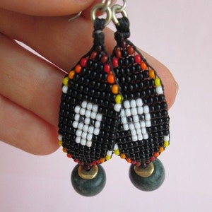 Huichol inspiré des boucles d&#39;oreilles, Day of the Dead, Halloween, boucles d&#39;oreilles Skull perlés noir, Bronze, argent et Jade
