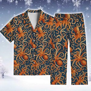 Puede incluir: Conjunto de pijama azul marino con un patrón repetido de pulpos naranjas. El conjunto incluye una camisa de manga corta con botones y pantalones a juego. El diseño del pulpo es detallado y llamativo, ideal para un regalo.