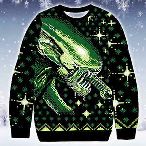 Könnte beinhalten: Schwarzer Rundhals-Pullover mit einem pixeligen grünen Xenomorph-Design. Der Pullover hat ein sich wiederholendes Muster aus grünen Sternen und Schneeflocken. Das Design erinnert an eine Retro-Videospiel-Ästhetik, ideal für die Weihnachtszeit.