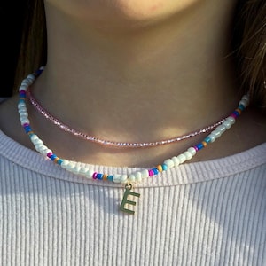 Gargantilha com miçangas brancas, gargantilha com iniciais para meninas, gargantilha com letras para mulheres, colar de miçangas personalizado estilo boho de verão para camadas