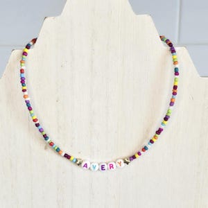 Colar de contas com letras e nomes personalizados para crianças - Contas coloridas
