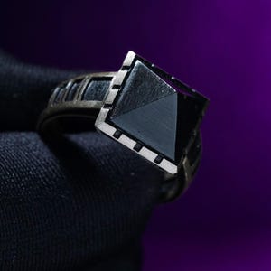 EXCLUSIVE Killer’s Sweetheart Ring – Gothic Pyramid Assassin Jewelry Inspired by Fantasy RPG B4ldur Gate 3, Handcrafted Steel Dark Ring