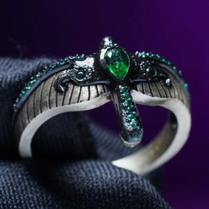 Handmade Ring of Evasion – Emerald Dragonfly Rogue Ring Inspired by Fantasy RPG Baldur Gate, Silver Dexterity Jewelry for Stealth-Lovers