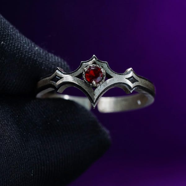 Fanmade Cazador’s Ring – Gothic Vampire Jewelry Inspired by Fantasy RPG B4ldur G4te 3, Handmade Silver Bat-Crested Ring with Red Gemstone