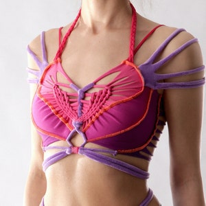 Geflochtenes Samt Crop Top: Bunte Strappy Harness, Offener Rücken