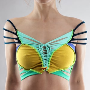 Buntes geflochtenes Harness Crop Top: Samt & Jersey Strappy Top