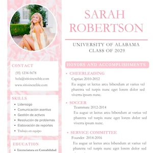 Könnte beinhalten: Ein Lebenslauf mit einem Foto einer Frau in einem gelben Kleid. Das Dokument enthält den Namen "SARAH ROBERTSON" und Details wie Kontaktinformationen, Fähigkeiten, Ausbildung, Auszeichnungen, Leistungen und Berufserfahrung. Das Design verwendet ein rosa und weißes Farbschema.