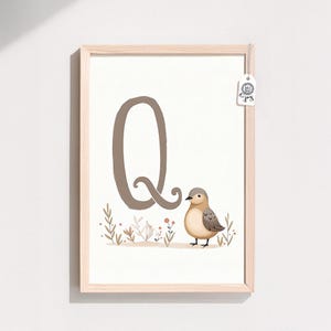 Arte de pared imprimible con el alfabeto de codorniz y letra Q para habitación de bebé, estampado de pájaro suave para habitación de bebé de estilo rústico y decoración de guardería neutra.