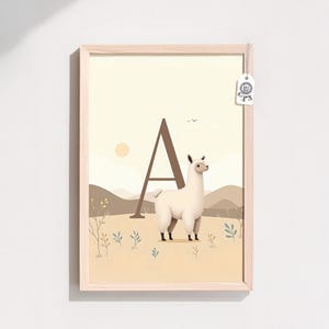Arte imprimible para guardería que presenta la letra A con una suave alpaca, parte de un hermoso alfabeto dibujado a mano para una elegante decoración de la habitación del bebé.