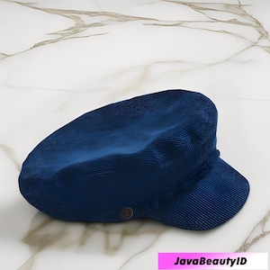 Op de afbeelding: Een marineblauwe corduroy pet met een korte klep. De pet heeft een getextureerd oppervlak en een klein, rond embleem aan de zijkant. Een klassieke stijl, geschikt voor diverse gelegenheden.