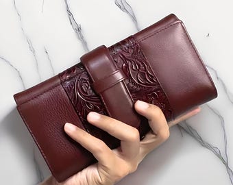Cartera de mano de piel de vaca con relieve de lujo, cartera larga con estampado floral artesanal, organizador de viaje vintage para mujer, un regalo de cuero atemporal.