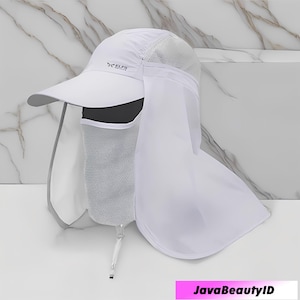 以下が含まれることがあります： 白いサンハット。つばが広く、メッシュのサイドパネルと首と顔を覆うカバーが付いています。帽子には前面に小さなロゴとあご紐が付いています。日焼け防止用に設計されています。