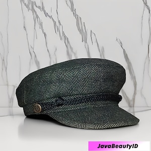 Peut inclure: Casquette vert foncé à motif chevrons. Elle est ornée d'un cordon noir autour de la couronne et d'un bouton doré sur le côté. Un accessoire de mode élégant.