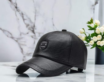 Mens Leather Baseball Cap, PU Leather Baseball Cap, Sporty Casual Cap, Adjustable Strap, Faux Leather, Stylish Unisex Streetwear.