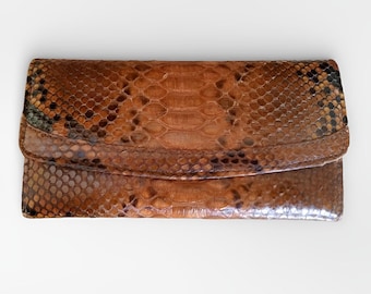 Modny portfel ze skóry pytona – ponadczasowa brązowa elegancja, skóra węża, egzotyczny portfel, kolorowy portfel, męski portfel