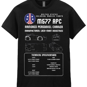 Könnte beinhalten: Ein schwarzes T-Shirt mit einem weißen Grafikdruck des M577 APC gepanzerten Mannschaftstransporters. Das Design enthält das Logo des United States Colonial Marine Corps, technische Strichzeichnungen und eine Liste der Spezifikationen.
