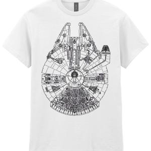 Puede incluir: Camiseta blanca con un dibujo en blanco y negro a línea del  Millennium Falcon.